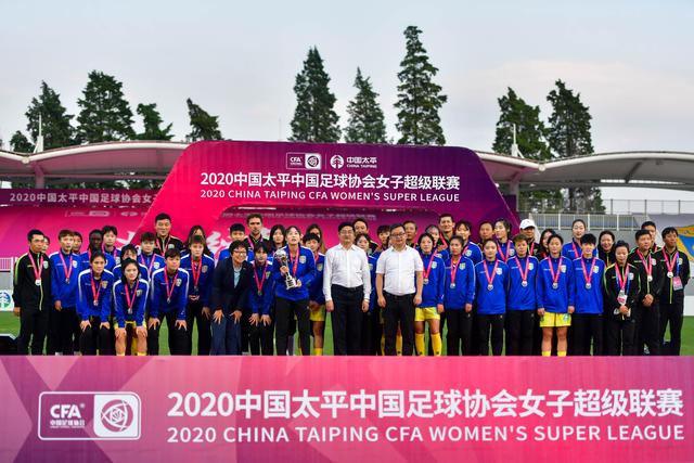 重庆钓友意外收获巨型淡水鱼 引发众人围观